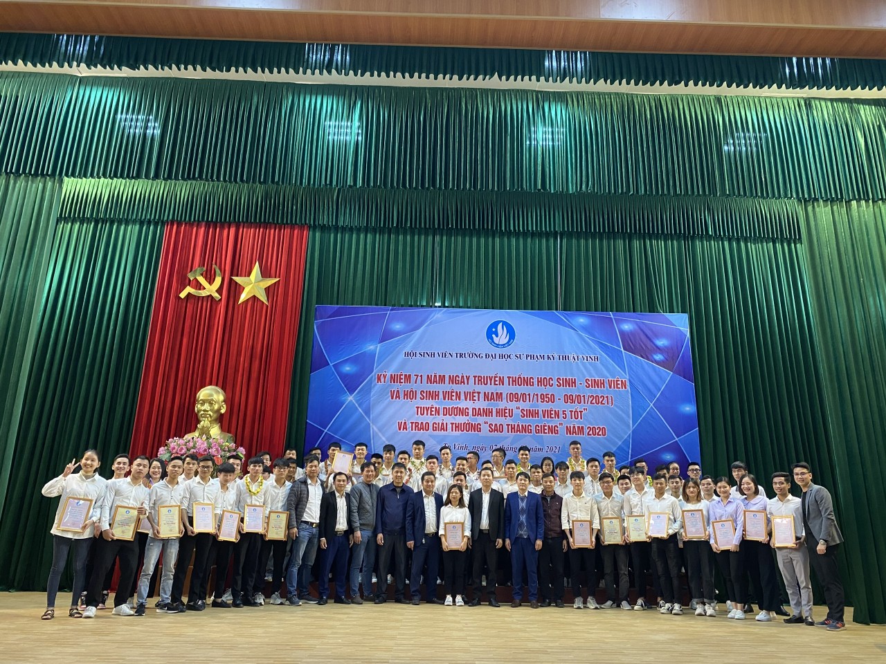 Lễ kỷ niệm 71 năm ngày truyền thống Học sinh - Sinh viên Việt nam và trao giải Sinh viên 5 tốt