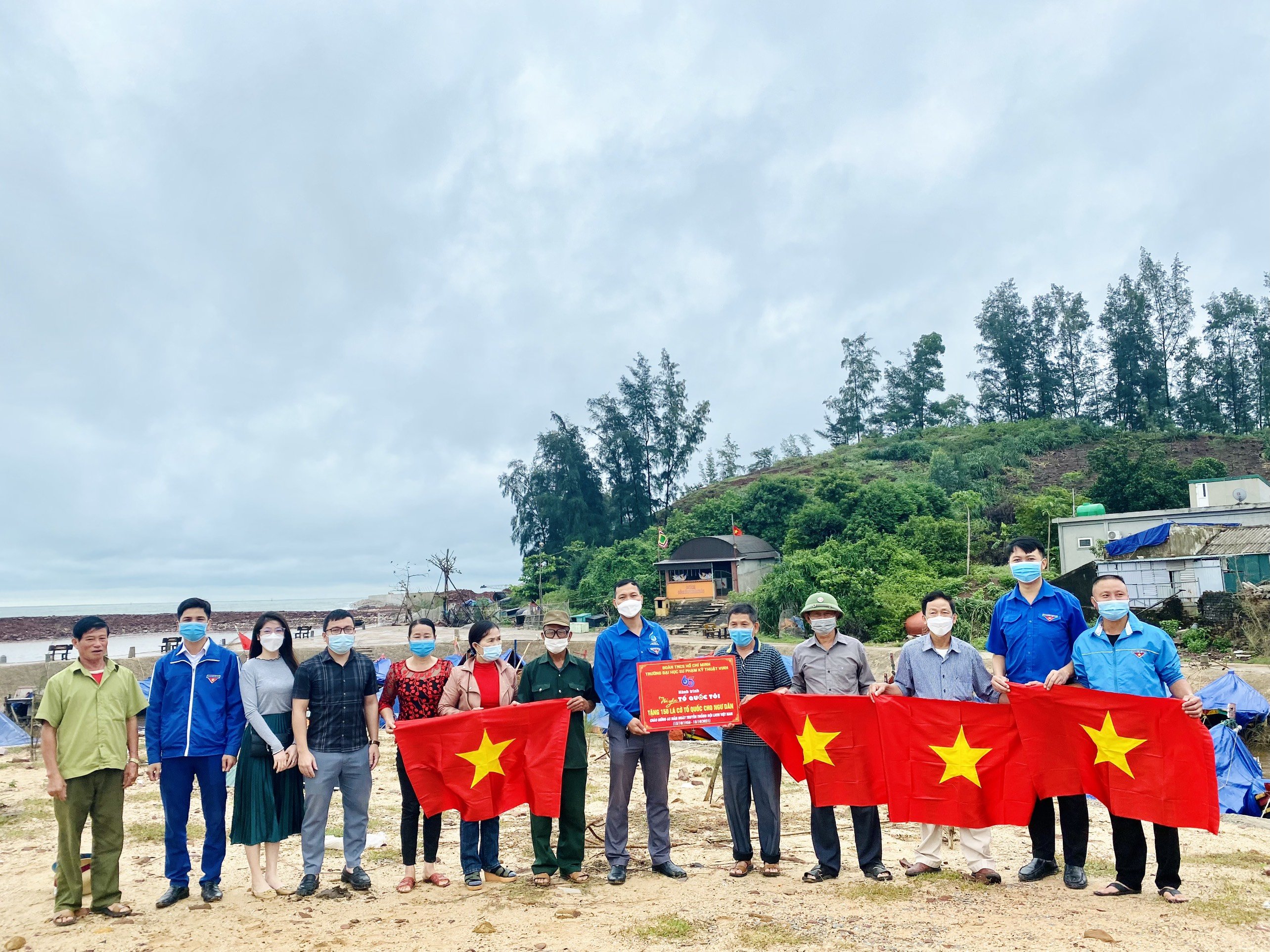 Đoàn trường Đại học Sư phạm Kỹ thuật Vinh trao tặng cờ Tổ quốc cho ngư dân xã Nghi Thiết, huyện Nghi Lộc.