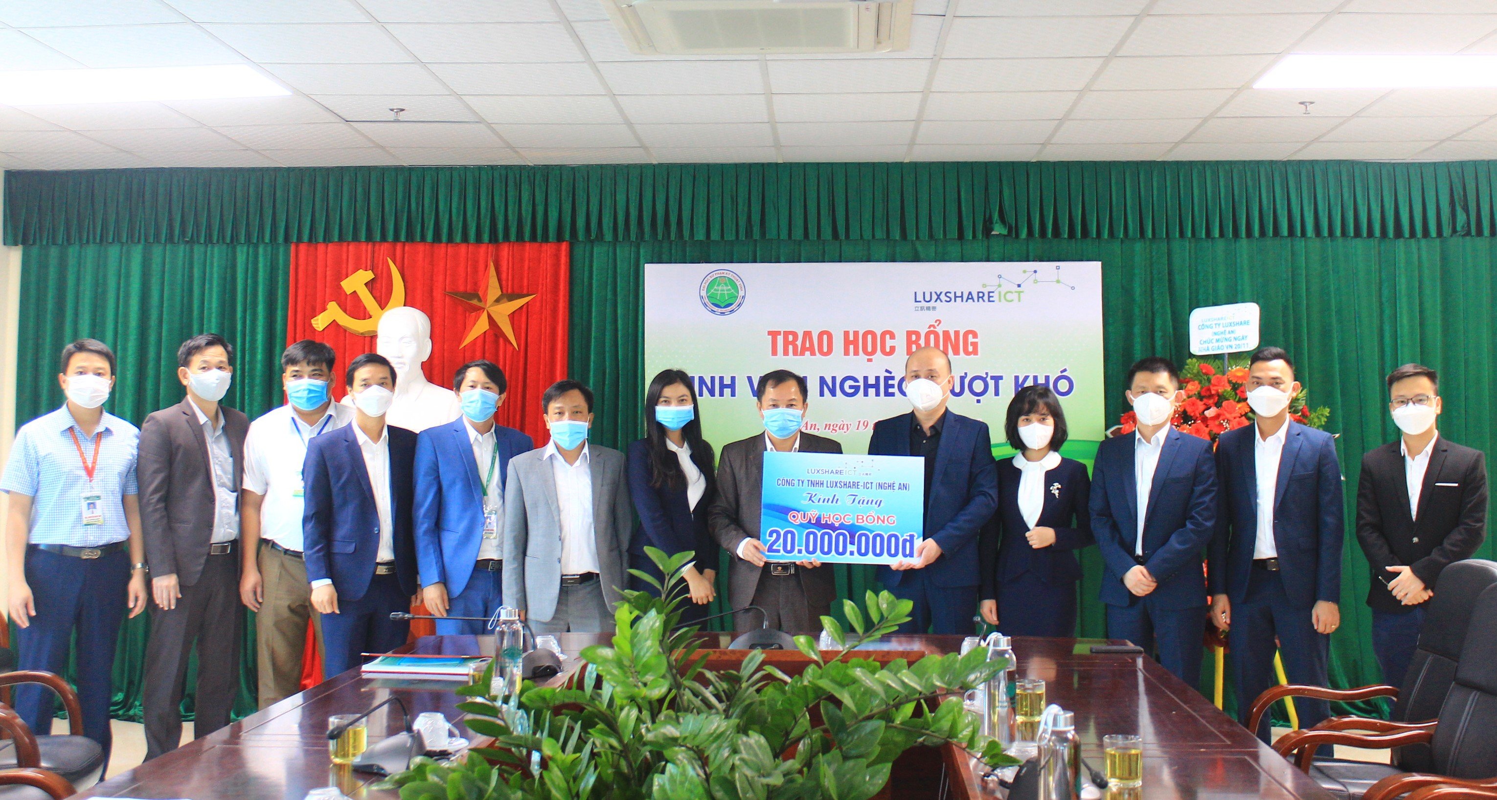 Chương trình trao học bổng sinh viên nghèo vượt khó của công ty TNHH LUXSHARE – ICT (Nghệ An).