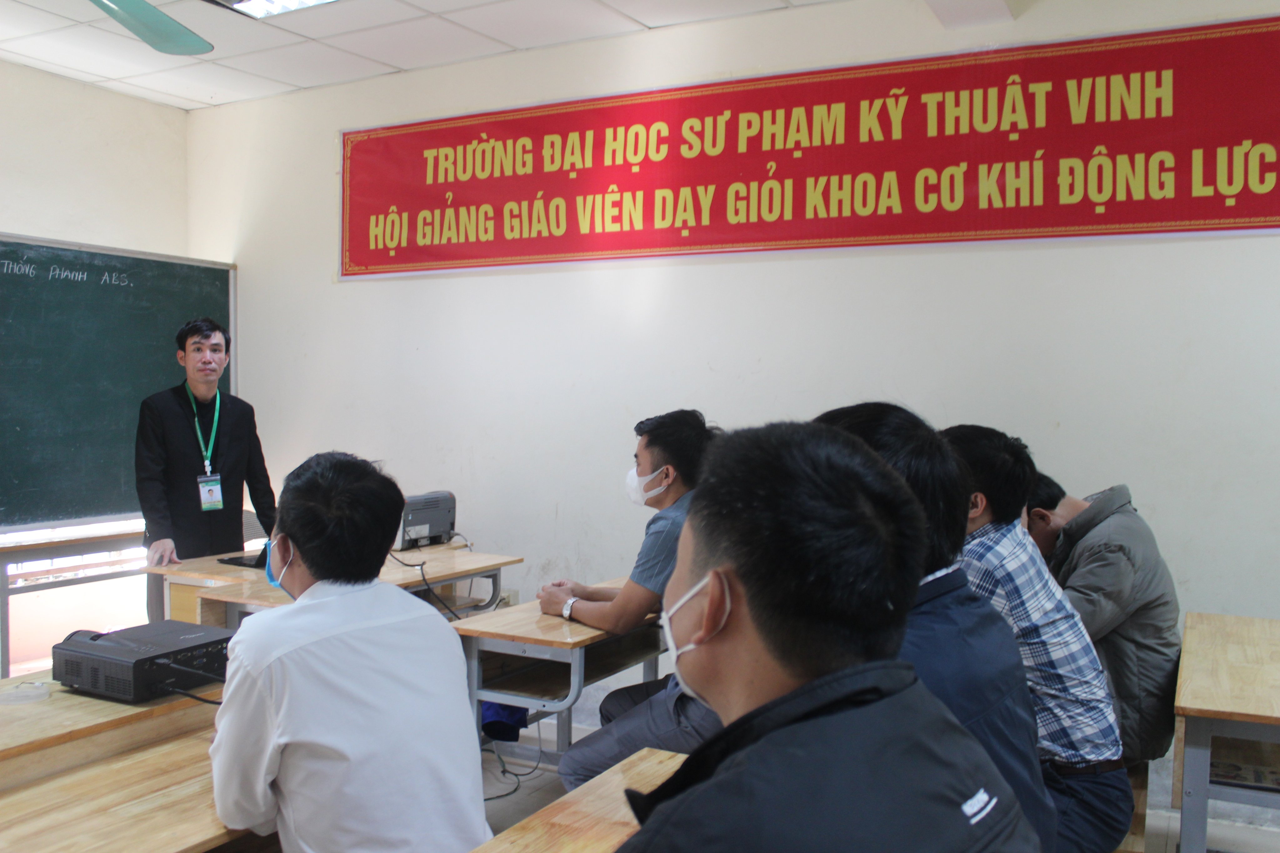 Trường Đại học Sư phạm Kỹ thuật Vinh sôi nổi hoạt động Hội giảng cấp Khoa tiến tới Hội giảng cấp Trường