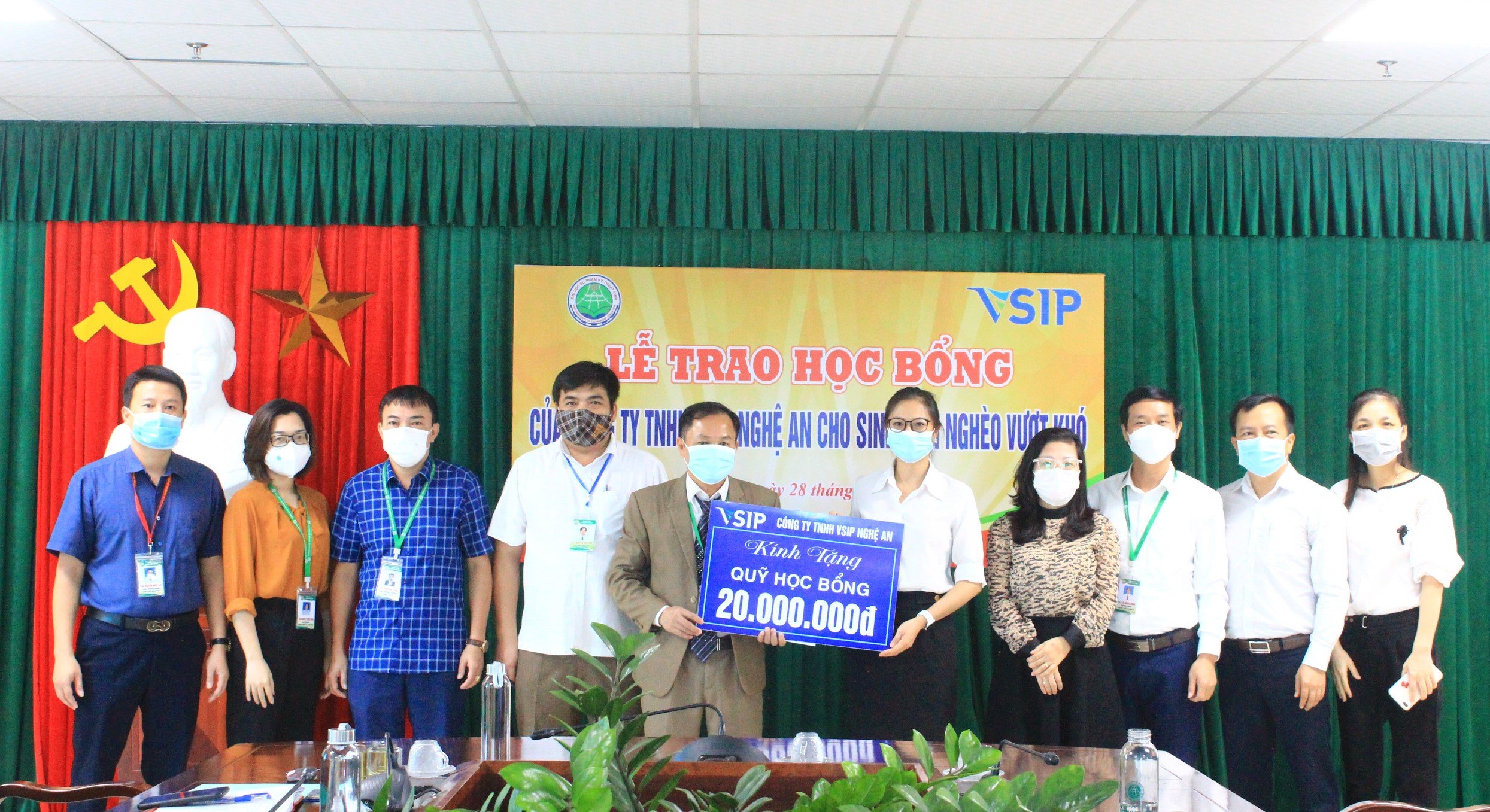 Trao tặng học bổng của Công ty TNHH VSIP Nghệ An cho sinh viên nghèo vượt khó