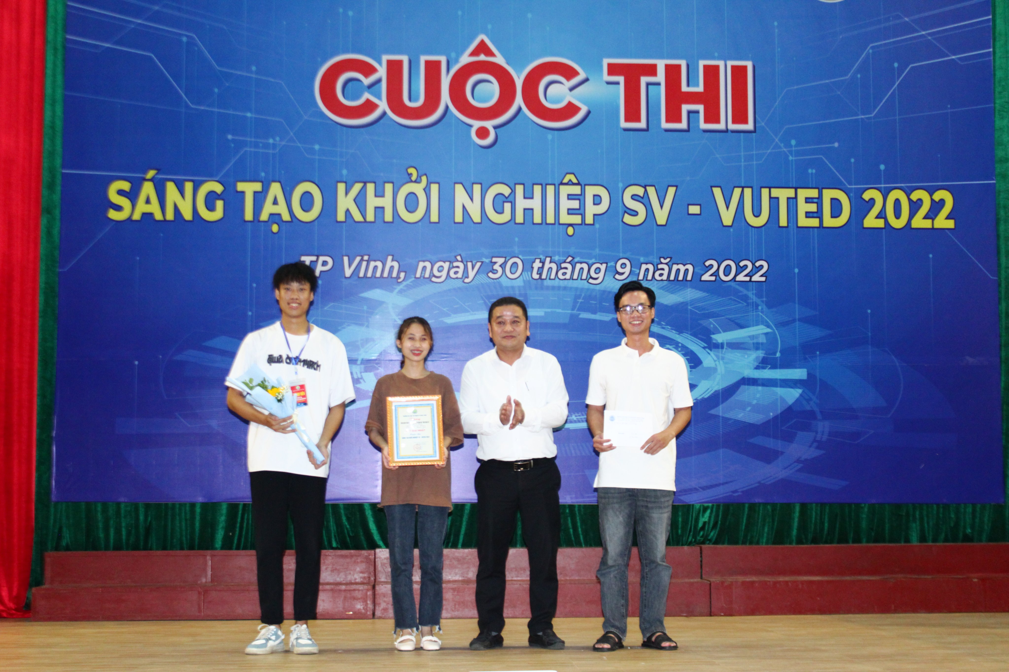 Chung kết “Cuộc thi sáng tạo khởi nghiệp sinh viên – VUTED 2022”.