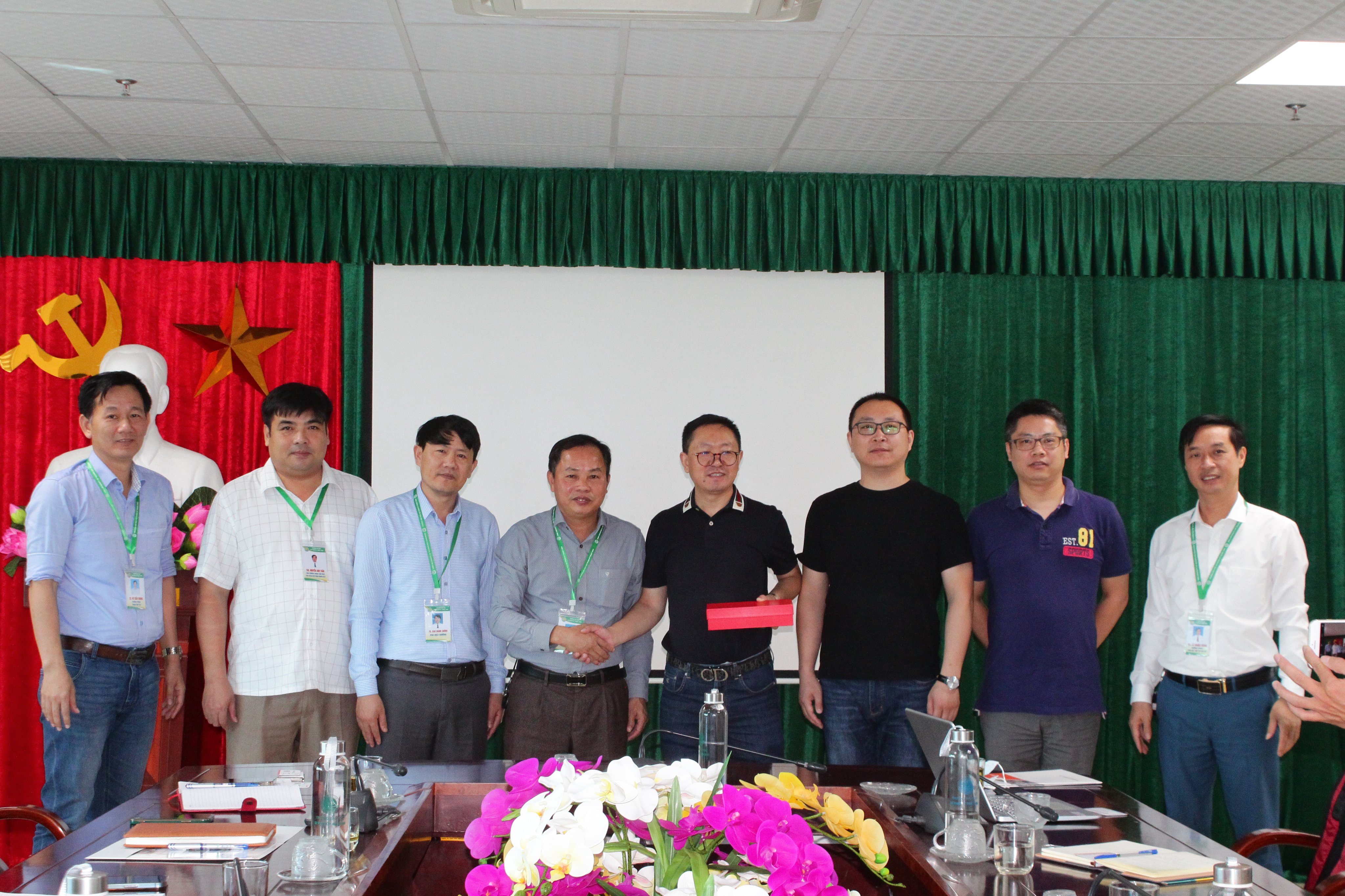Tập đoàn FUNA Trung Quốc thăm và làm việc tại Trường Đại học Sư phạm Kỹ thuật Vinh