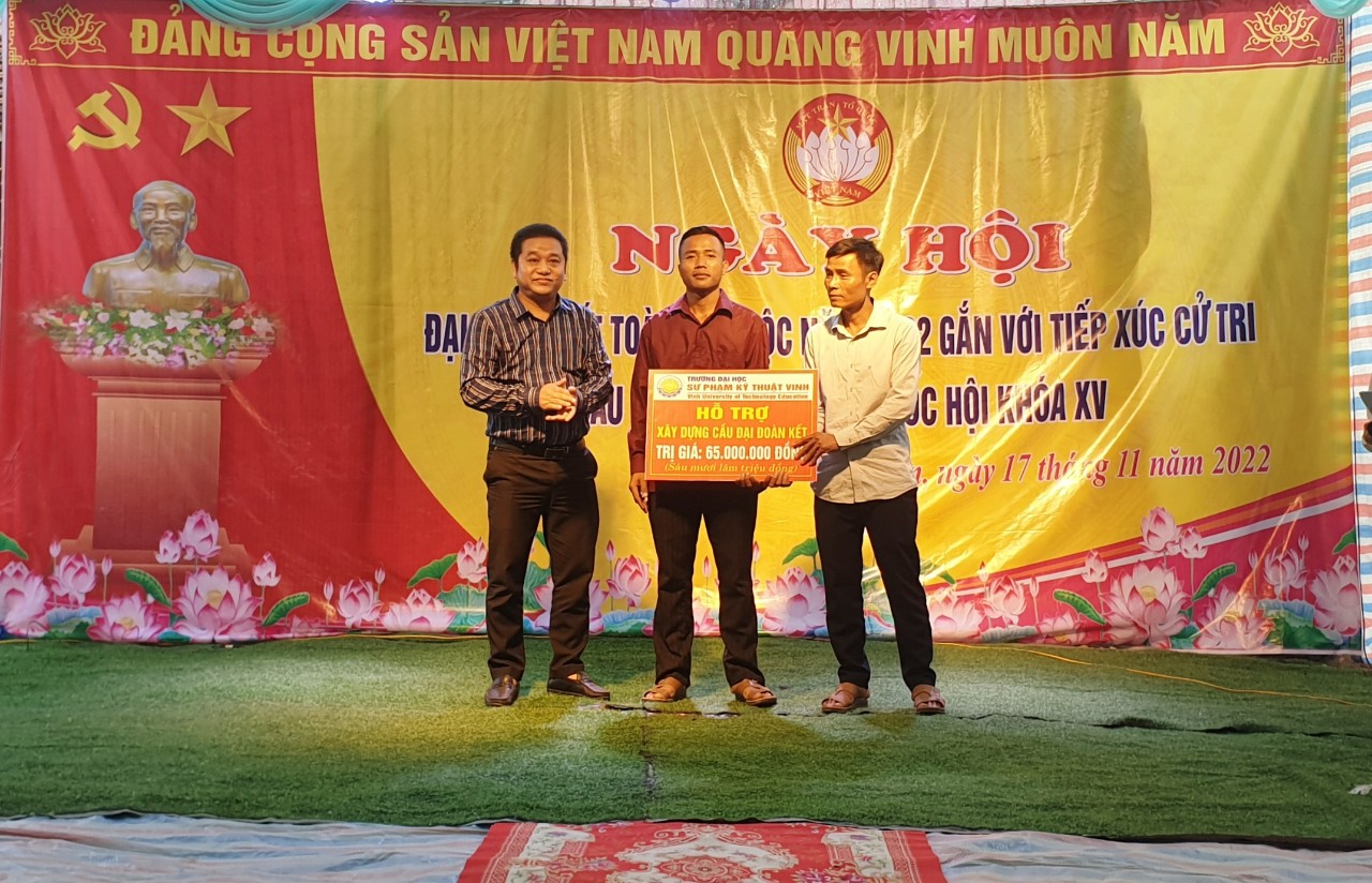 Trường Đại học Sư phạm kỹ thuật Vinh trao tặng cầu dân sinh cho đồng bào xã Tà Cạ, huyện Kỳ Sơn khắc phục lũ lụt.