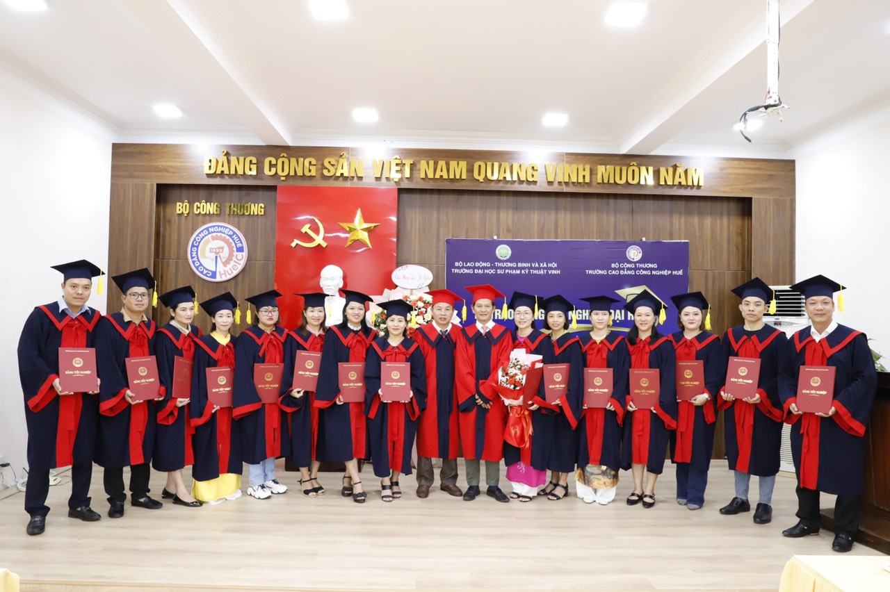Trường Đại học Sư phạm Kỹ thuật Vinh trao bằng tốt nghiệp cho tân cử nhân chuyên ngành Kế toán tại Trường Cao đẳng Công nghiệp Huế.