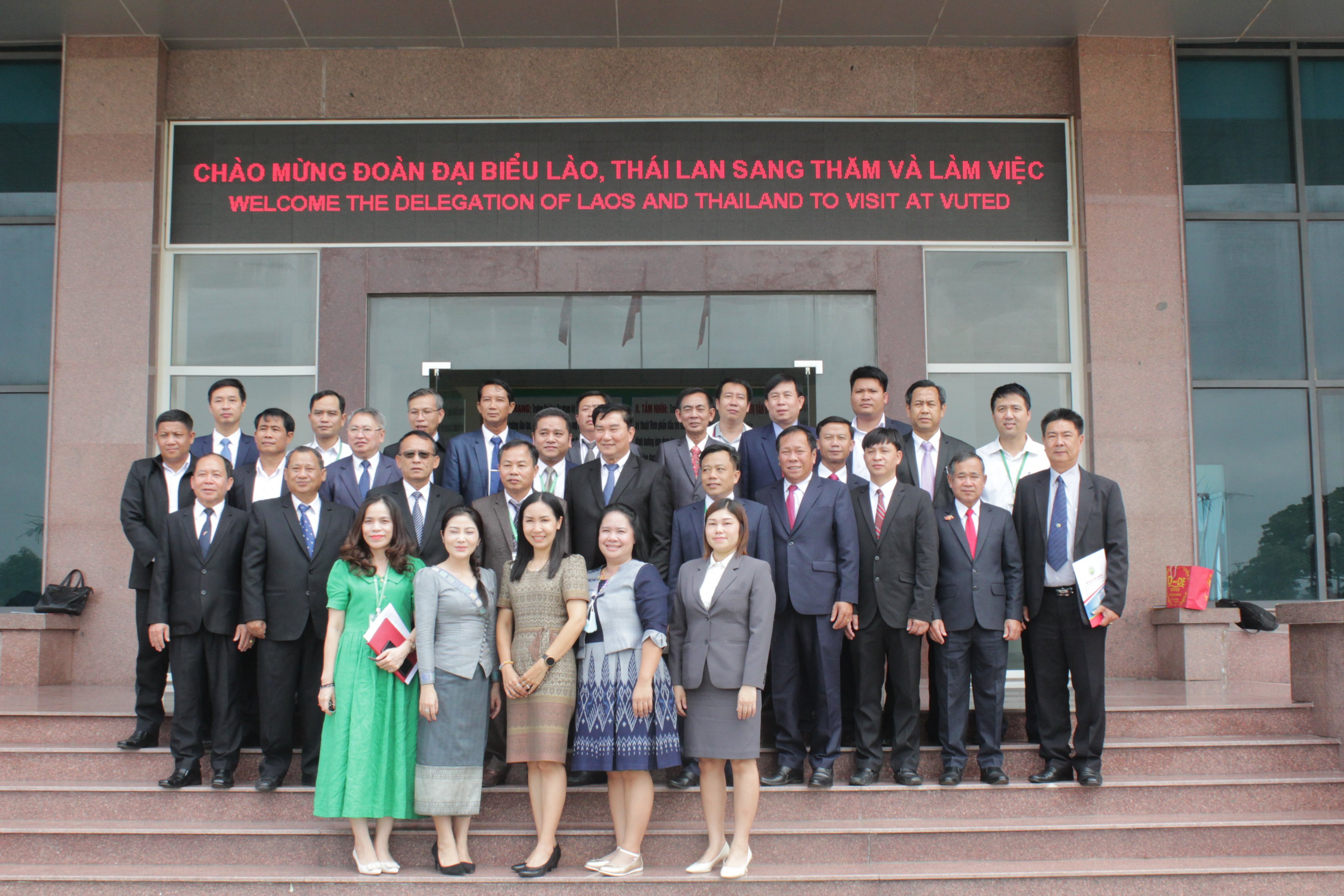 Trường Đại học Sư phạm Kỹ thuật Vinh ký kết biên bản ghi nhớ hợp tác với các Học viện, trường Cao đẳng nước CHDCND Lào  và các trường Cao đẳng Thái Lan.