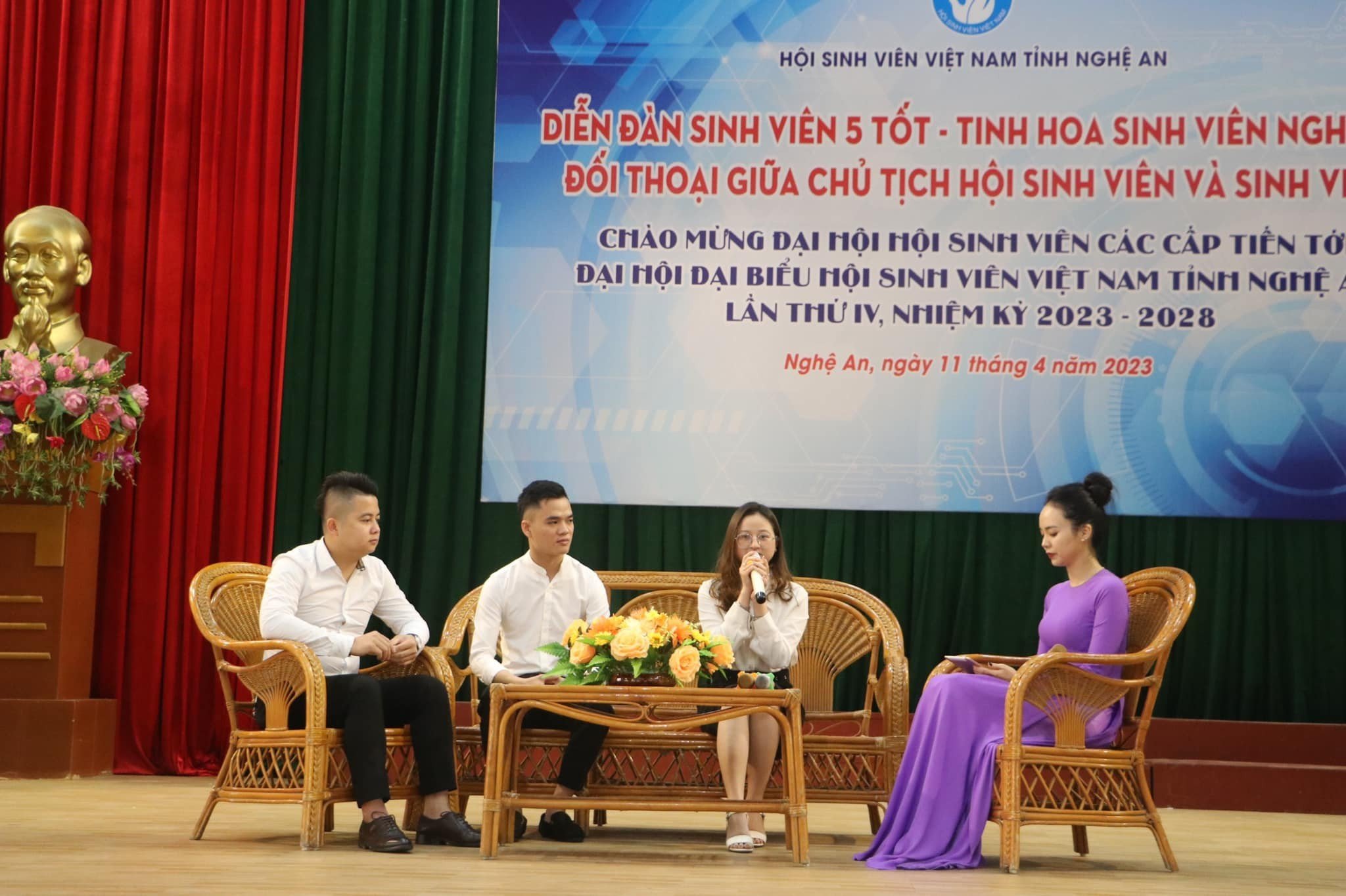 Chương trình “Diễn đàn Sinh viên 5 tốt - Tinh hoa sinh viên Nghệ An - Đối thoại Chủ tịch Hội Sinh viên tỉnh với sinh viên tỉnh Nghệ An”