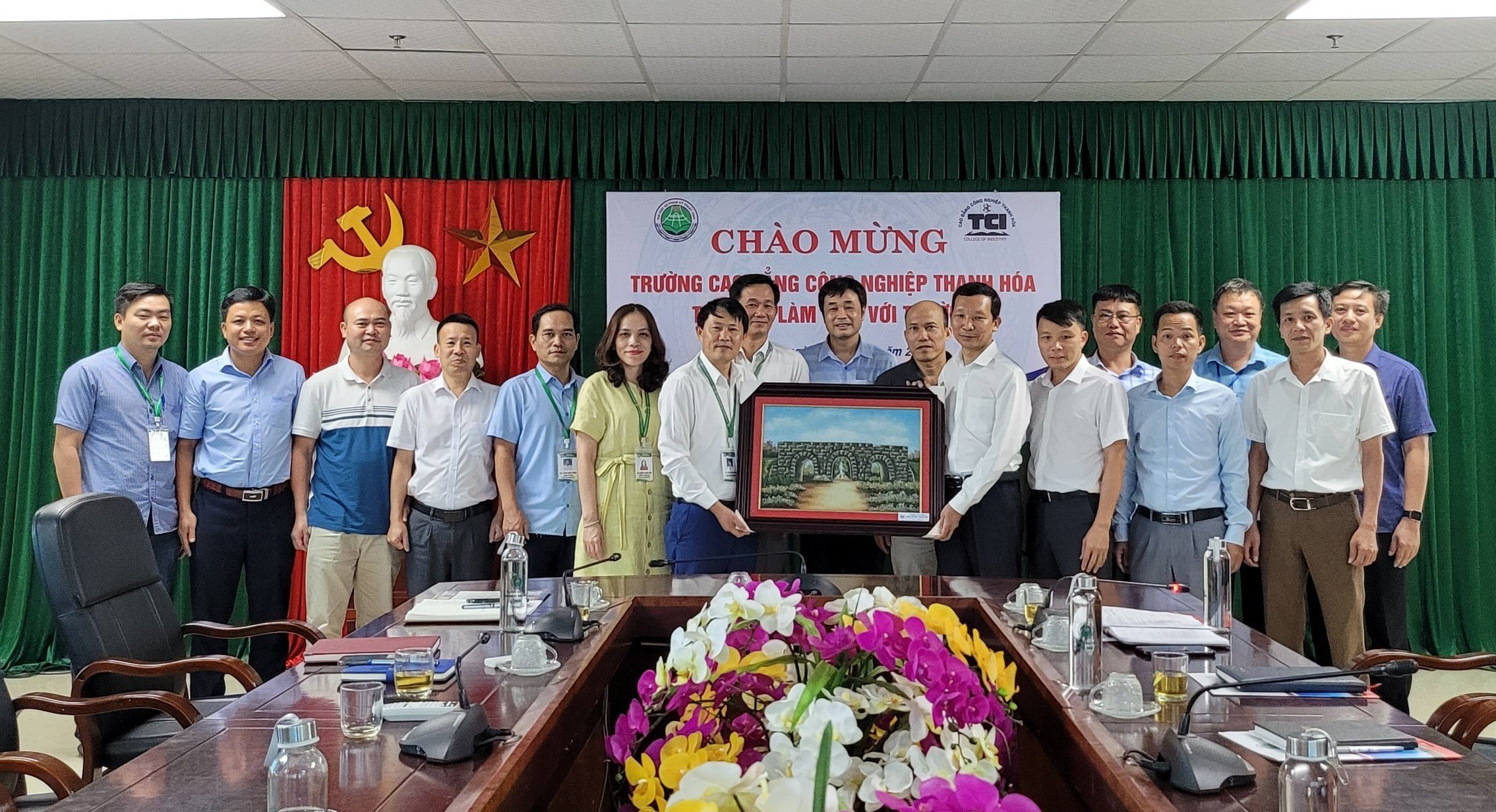 Đoàn Công tác Trường Cao đẳng Công nghiệp Thanh Hoá thăm và làm việc với Trường