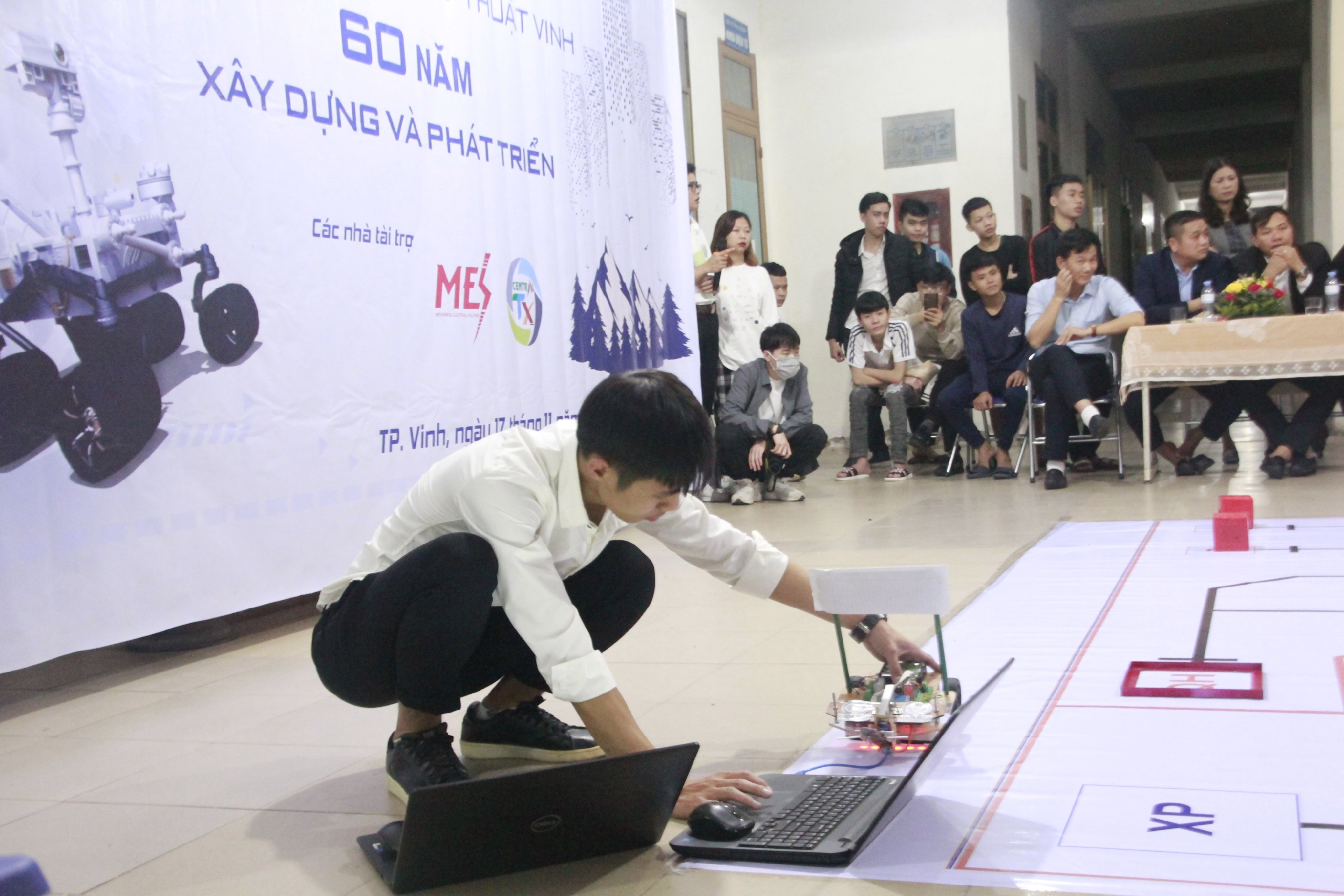 Khoa Điện - Trường Đại học Sư phạm kỹ thuật Vinh tổ chức cuộc thi Robocon lần thứ IV .